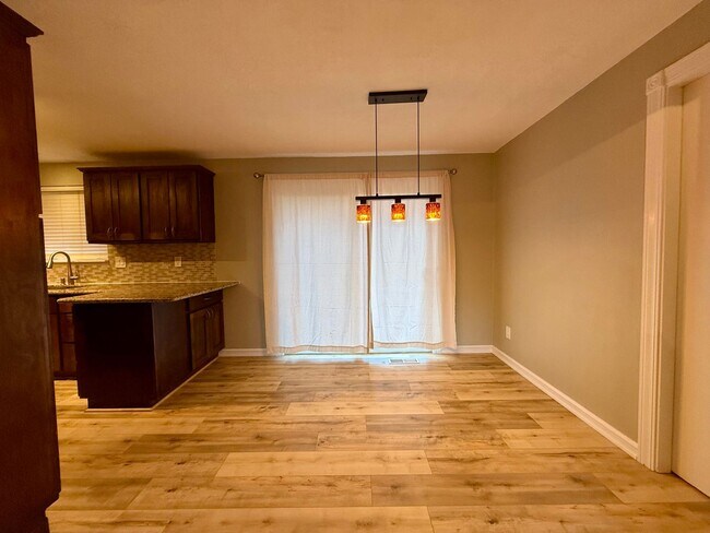 Foto del edificio - Well-Maintained Home with Updated Interior and Spacious Garage