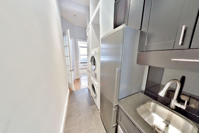 Building Photo - 420 W 51st St