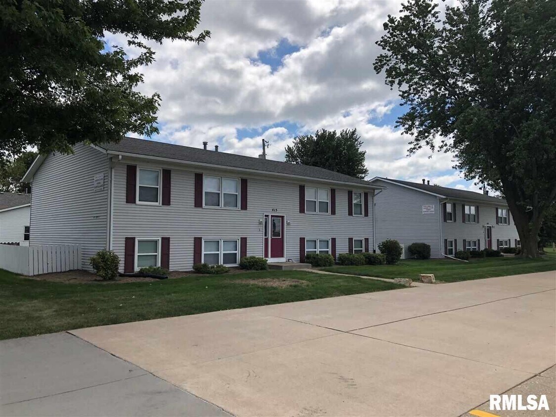 415 W Cedar Ln Dr Unit B1 Apt 3, Walcott, IA 52773 Room for Rent in