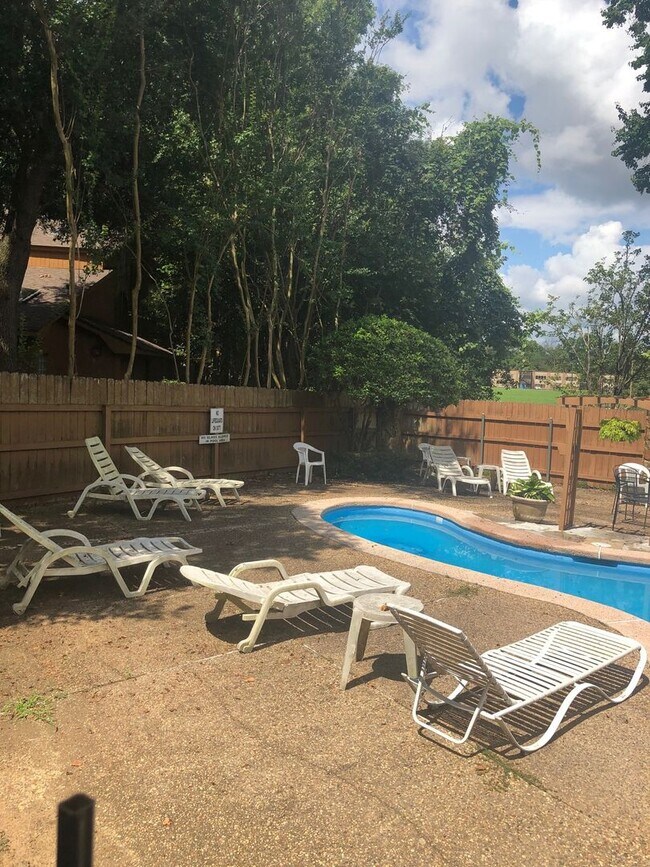 Foto del edificio - ** AVAILABLE NOW ** EASTWOOD ON THE BAYOU ...