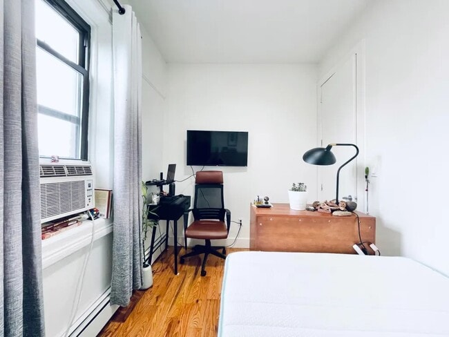 Building Photo - Furnished room/NOT APARTMENT