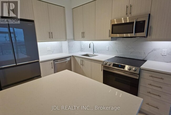 Building Photo - 75 Oneida Crescent