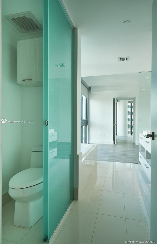 Foto del edificio - 650 NE 32nd St