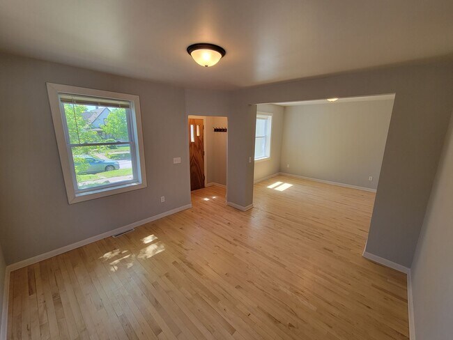 Foto del edificio - AVAILABLE JULY 1ST 3 Bedroom2 Bathroom + Office