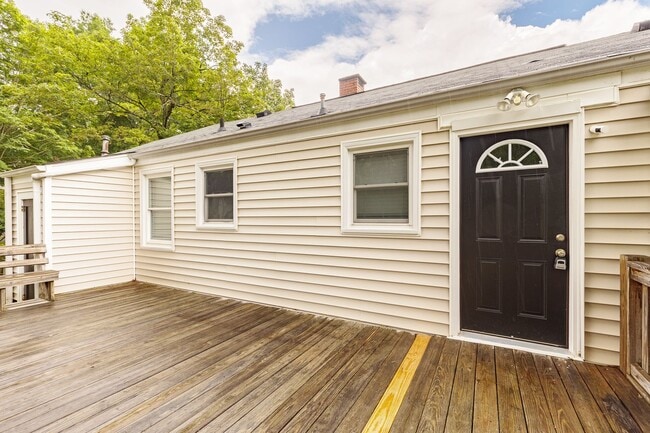 Building Photo - Spacious home located in a great neighborh...
