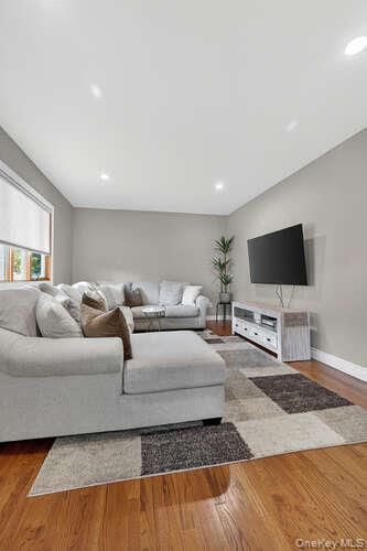 Foto del edificio - 132 Roosevelt Ave