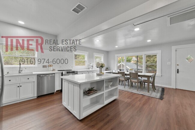 Building Photo - Historic Craftsman home in Elmhurst - Pet ...