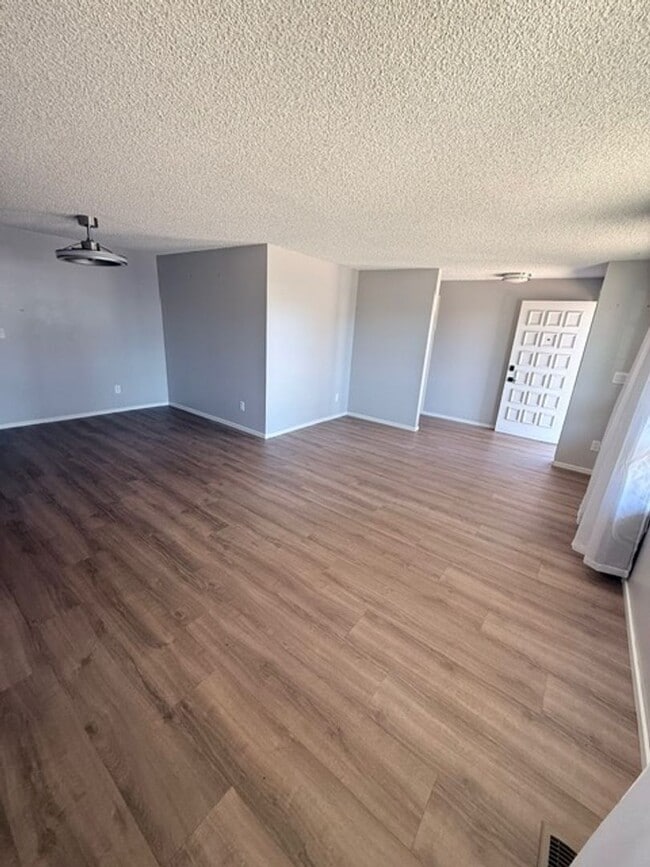 Foto del edificio - 00650-Burlwood Loop