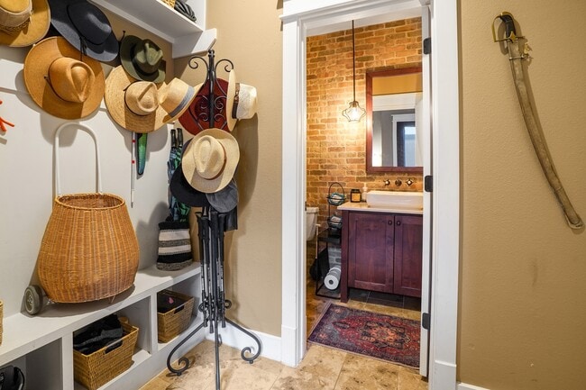 Building Photo - 508 W Polk St