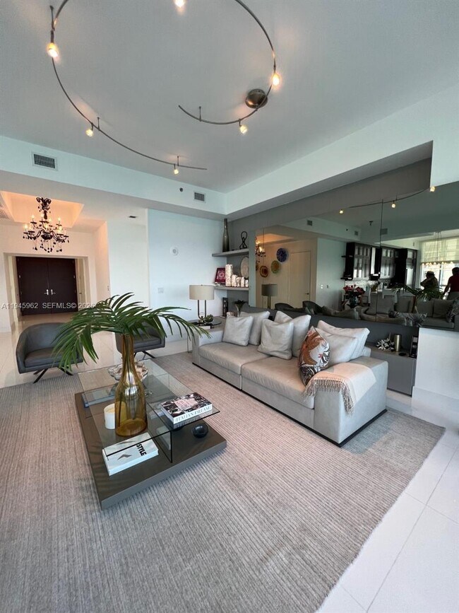 Foto del edificio - 15811 Collins Ave