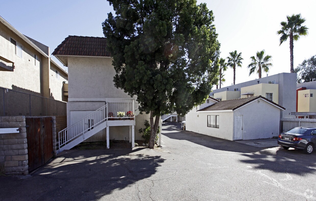 Primary Photo - 1257 E Grand Ave