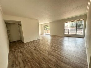 Building Photo - 10552 High Hollows Dr