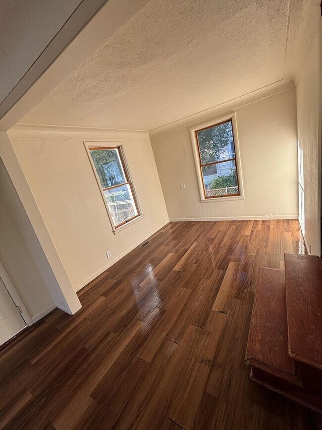 Foto del edificio - Cute 3 Bedroom house with detached 3 Car G...