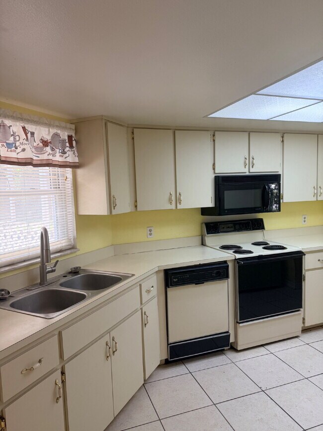Foto del edificio - Pool Home For Rent.  3 Bedroom 2 Bathroom 2 Car Garage