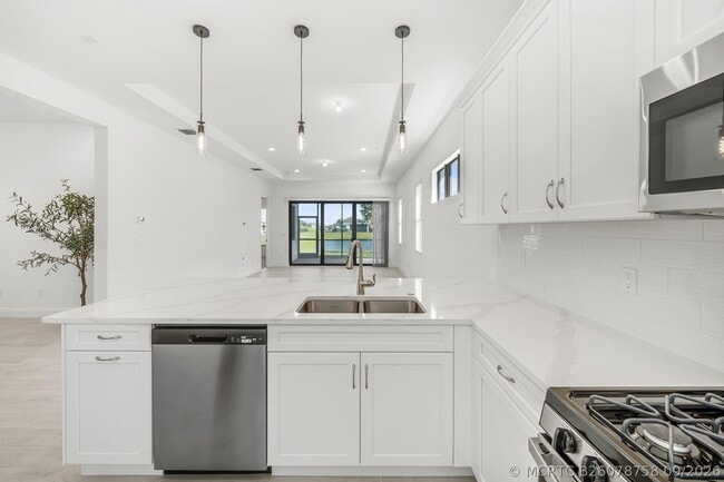 Building Photo - 4787 St Armands Way