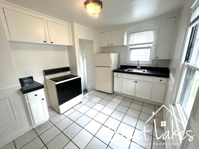 Building Photo - Lovely 2 bedroom/1 bathroom ranch home now...