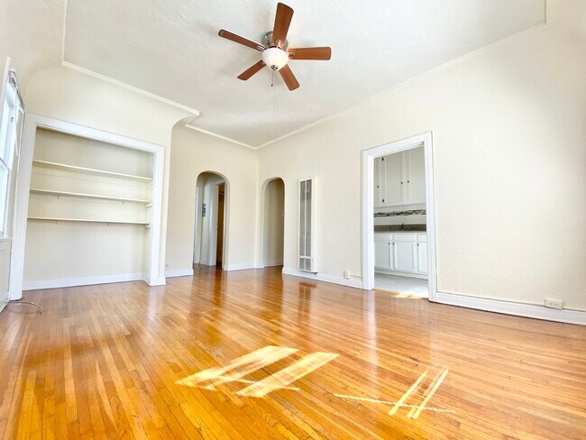 Building Photo - 625 S Cochran Ave