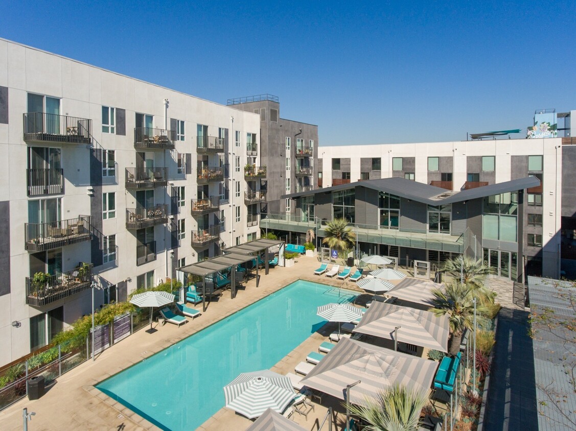 Outdoor Resort Style Pool at Aliso Apartments in Arts District, Los Angeles - Aliso