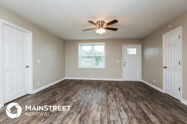 Building Photo - 305 Davis Dr