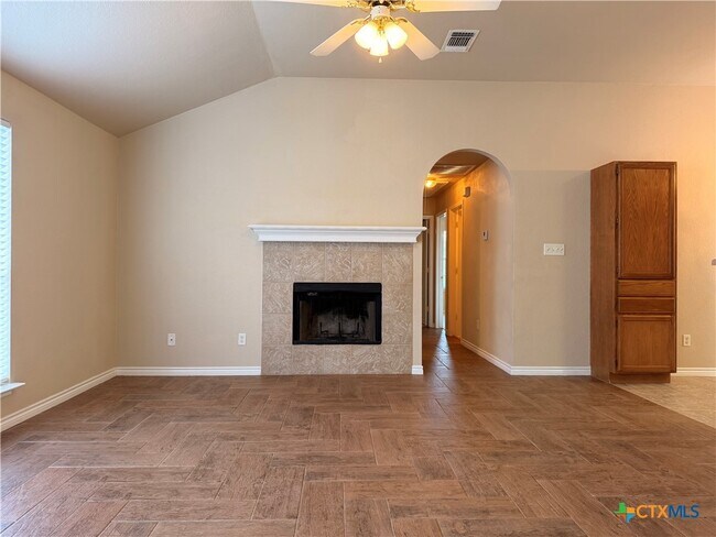 Building Photo - 1229 Hilltop Dr