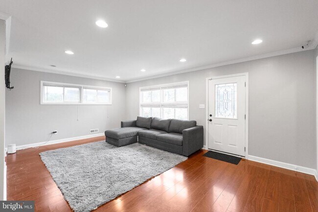 Foto del edificio - 5922 Charnwood Rd