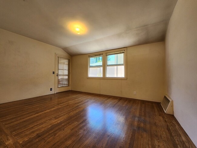Building Photo - Spacious One bedroom with In-unit Laundry Available April 5th.