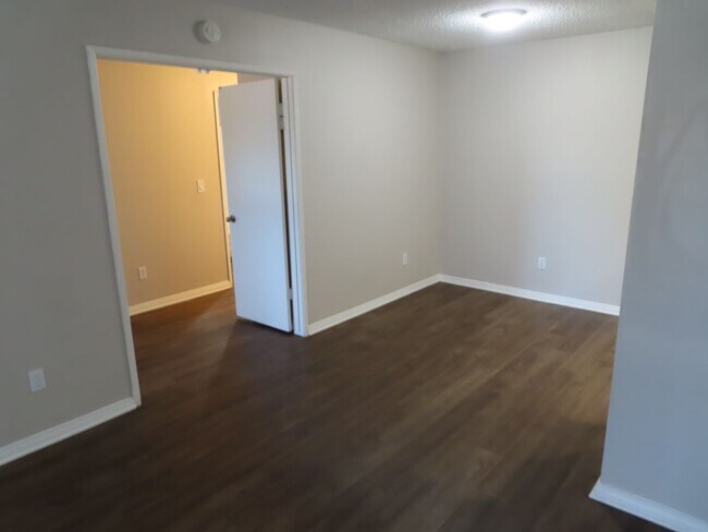 Building Photo - Renovated One Bedroom Condo in Mira Mesa with Two Parking Spaces