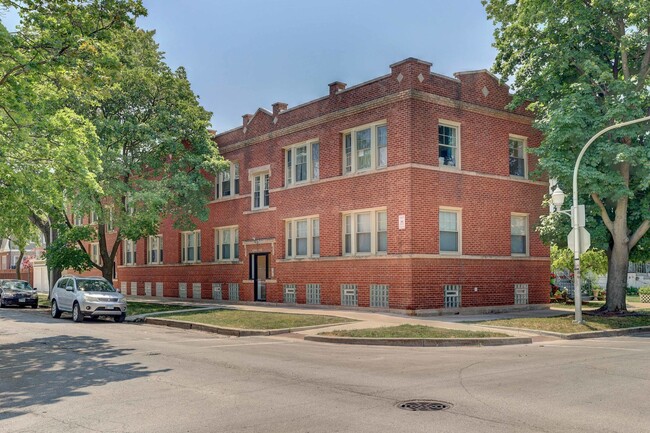 Building - 3848 N Lamon Ave
