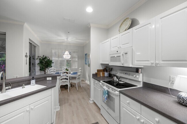 Foto del edificio - Tarpon Cove condo - close to the beach. Yacht club membership is available.