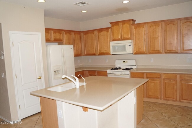Building Photo - 3643 E Hyatt Ln