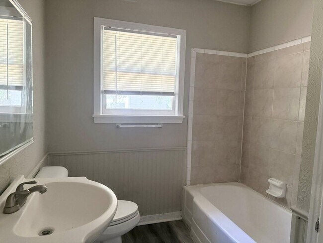 Foto del edificio - 815 16th Ave NW