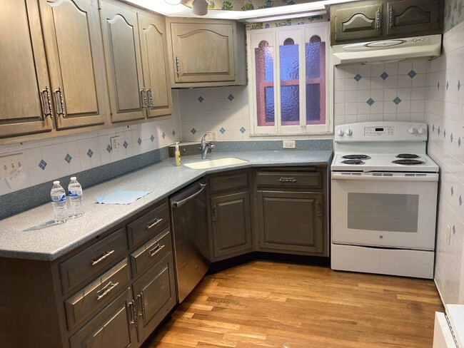 kitchen - 1334 Woodbine St