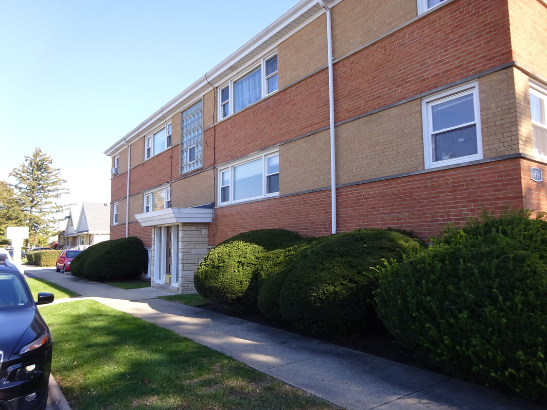 Primary Photo - 6958 W Gunnison St
