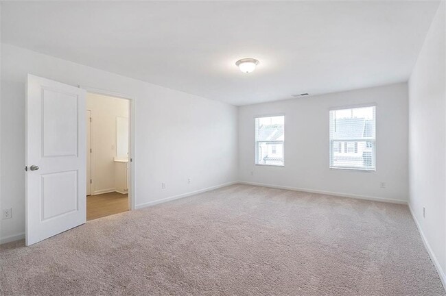 Foto del edificio - 5740 Thornton Dr