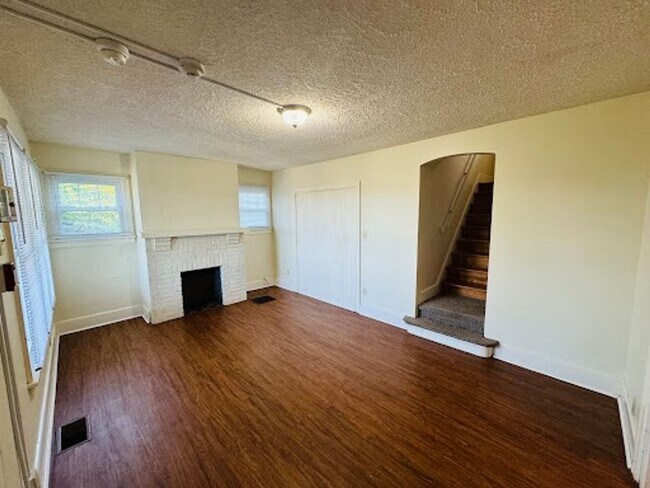 Foto del edificio - 4 Bedroom/ 1 Bathroom House - Great View (...