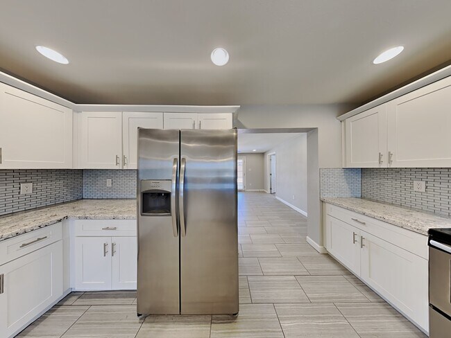 Building Photo - 422 E Papago Dr