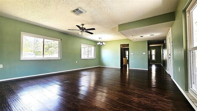 Foto del edificio - 1524 Newhope Rd