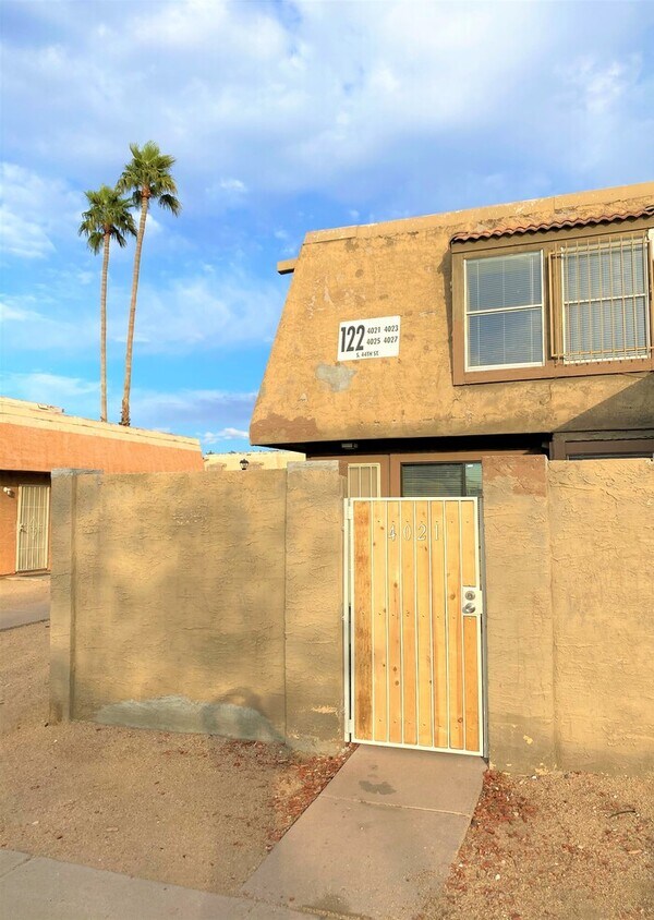 Spacious 2 Bed 1.5 Bath Townhome! Townhouse for Rent in Phoenix, AZ