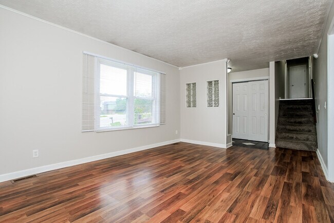 Building Photo - Charming Tri-Level in Hamilton