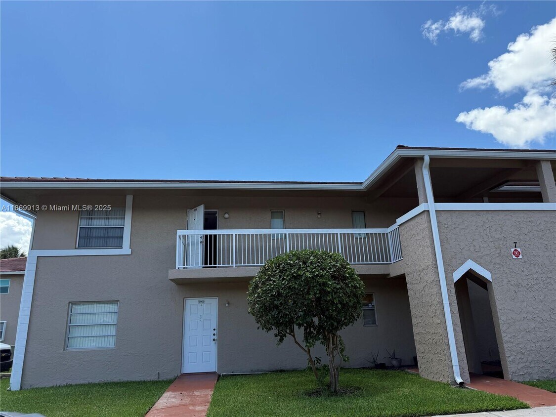 Foto principal - 9906 Twin Lakes Dr