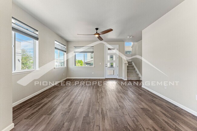 Foto del edificio - Gorgeous Townhouse with Washer/Dryer and C...