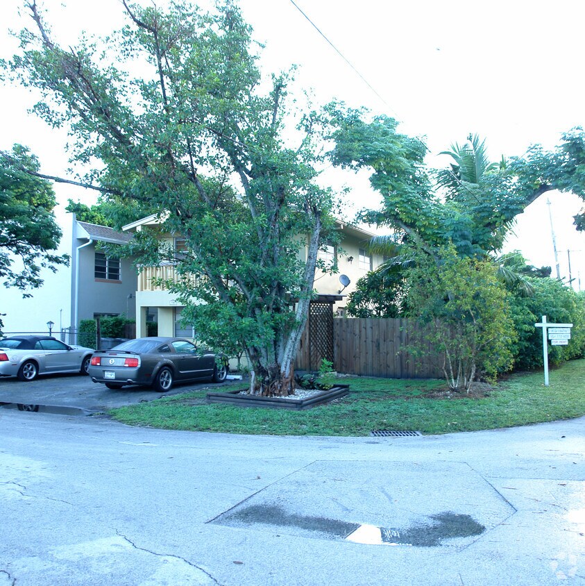 Building Photo - 901 NE 6th St