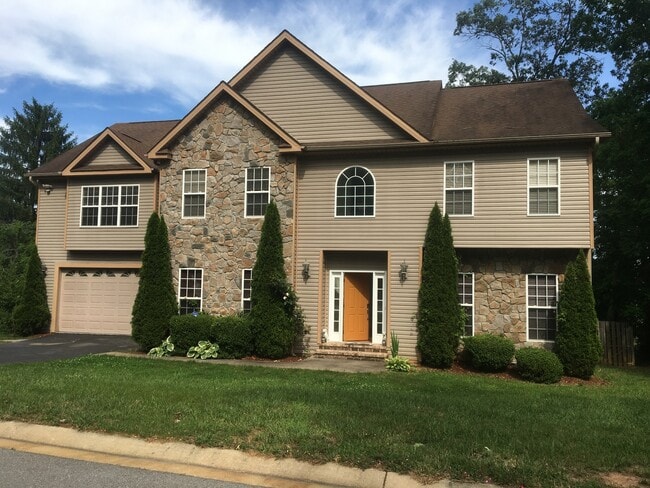 Foto del edificio - Spacious home with tons of upgrades! 4 Bedrooms/3.5 bathrooms