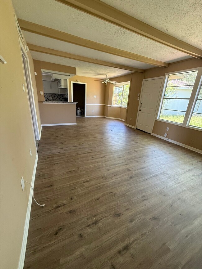 Foto del edificio - 6818 Thornwild Rd