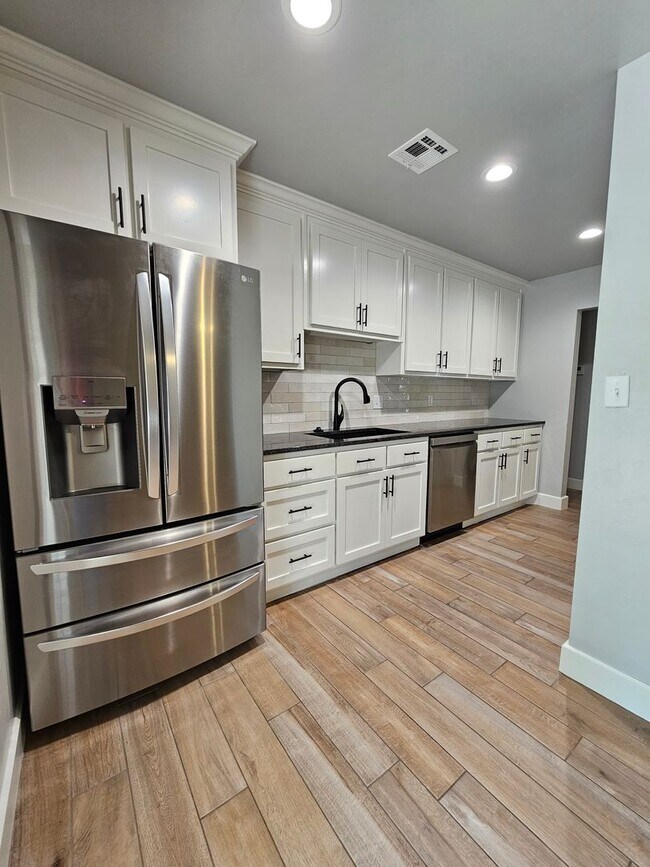 Foto del edificio - (3) Bed/(1.5) Bath Avail Now! Small Pet Negotiable!