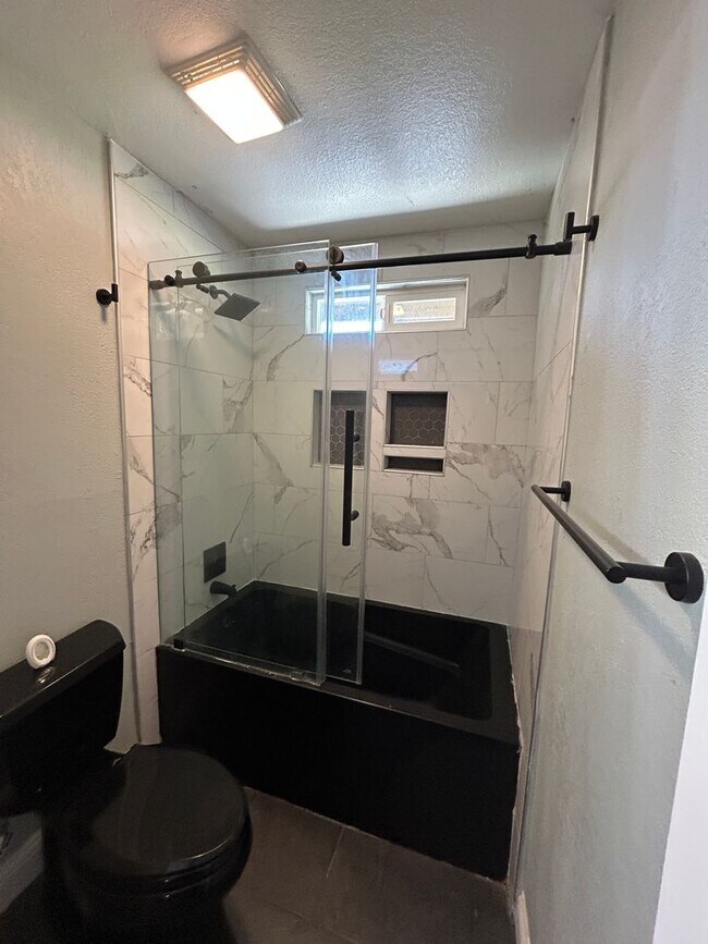Foto del edificio - Don't miss out in North Hanford! 3 bedroom 2 bath with solar!