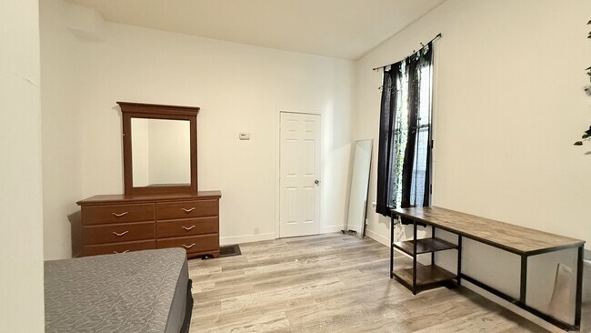 Building Photo - 567 Queens Ave