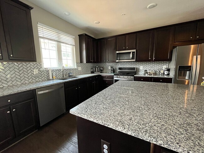 Building Photo - Amazing 3 BR/3.5 BA EOG Townhome in Shiple...