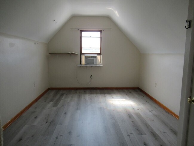 Building Photo - 1 Bedroom 1 Bath 3rd Floor unit