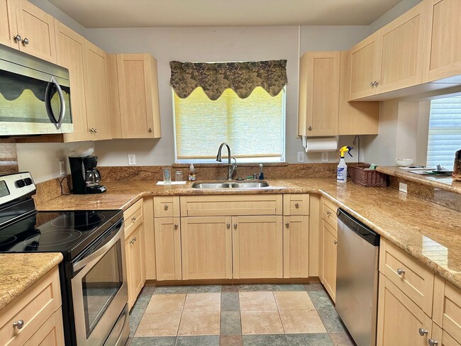 Building Photo - 3 Bedroom / 2 Bathroom Townhome in Kehalan...